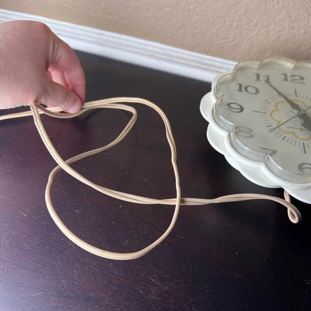 Vintage 1950's GE Electric Wall Clock, Daisy Flower, Novelty, Midcentury Decor